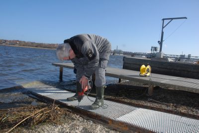 Vi er sÃƒÂ¥ mange i klubben, der er sÃƒÂ¥ vant til at vÃƒÂ¦re unge, at vi umuligt kan forstÃƒÂ¥ vi er blevet sÃƒÂ¥ gamle, at vi nu skal have problemer med at sÃƒÂ¦tte os ned i sculleren eller rejse os op af inriggeren efter endt rotur. Smeden alias Poul Erik Christensen har konstrueret kranen til Mortens trÃƒÂ¦nerbÃƒÂ¥d ( se baggrund pÃƒÂ¥ foto ). DernÃƒÂ¦st har Smeden vÃƒÂ¦ret ankermand bag skridsikkert underlag i slÃƒÂ¦bestedet. Nu mangler vi blot pÃƒÂ¥ at Smeden opfinder en eller anden form for bÃƒÂ¸jle med hÃƒÂ¥ndtag, der let kan pÃƒÂ¥ - og afmontere
