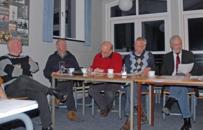 Kommunikationschef Anders ÃƒËœrom i fuld gang med at nedskrive referat til klubbladet. De ÃƒÂ¸vrige bestyrelsesmedlemmer er tydeligvis prÃƒÂ¦get af situationens alvor.
Foto: Peter Laubek

