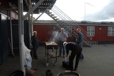 40 - 50 medlemmer var mÃƒÂ¸dt op til spisningen Sct. Hans aften. PÃƒÂ¥ billedet ses fra venstre Hans Worm, John F. Larsen, Henrik SÃƒÂ¸rensen og SÃƒÂ¸ren BorgstrÃƒÂ¸m, der arbejder ved grillen.

foto: Peter Laubek
