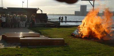 Et par af de gamle udfasede kaproningsbÃƒÂ¥de gjorde heksen selskab pÃƒÂ¥ bÃƒÂ¥let og rÃƒÂ¸g ad Bloksbjerg til sammen med hende !

foto: Peter Laubek
